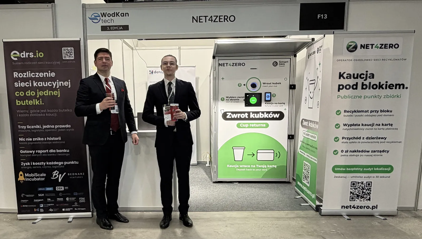 Stoisko NET4ZERO F13 na targach Recycling Tech 2026 — zespół przy kubkomacie i roll-upach Kaucja pod blokiem